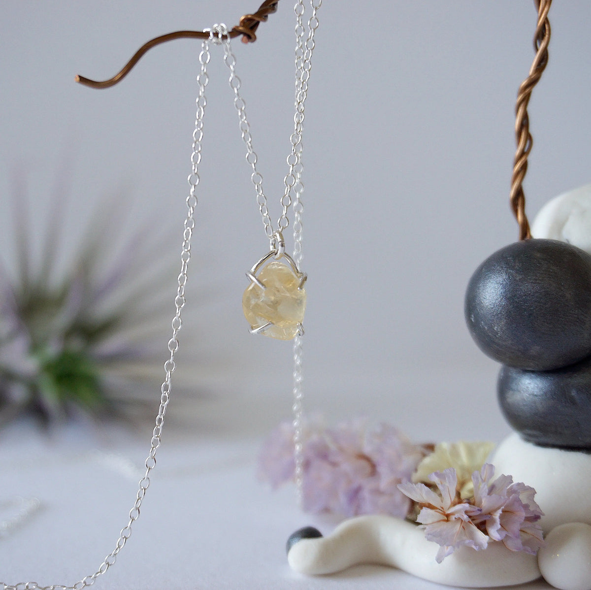 Side view of citrine huggie pendant showing wire wrapping technique and crystal dimension - sterling silver 925 handmade natural gemstone necklace detail